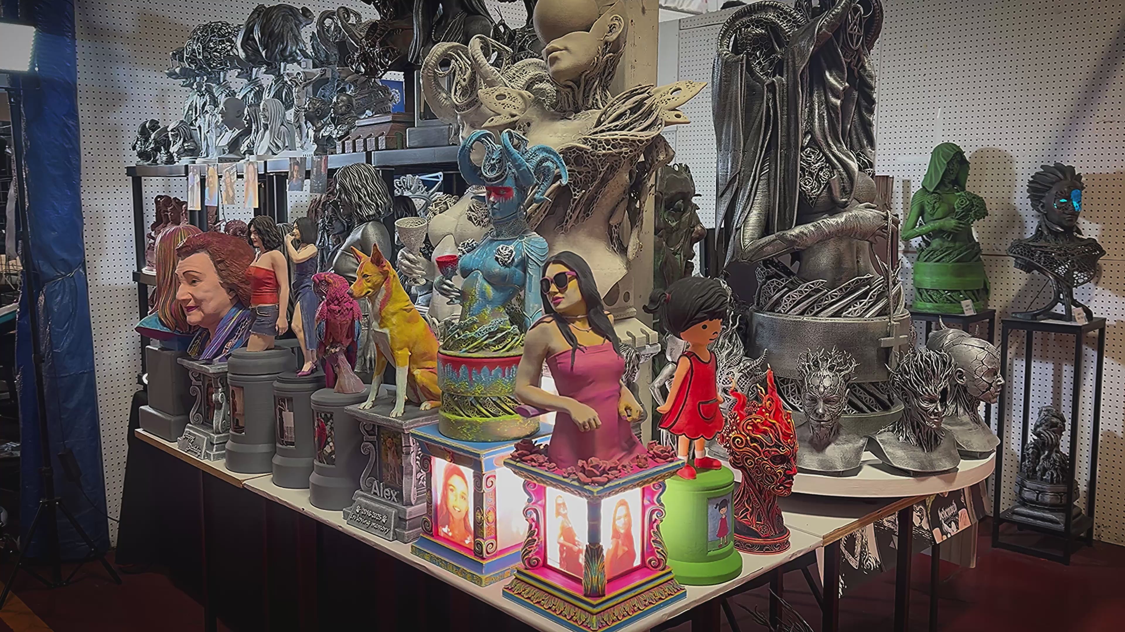 Load video: Transform your personal photographs into stunning artistic masterpieces. Utilizing our intuitive online design tool, you can easily commission a bespoke statue tailored to your exact preferences.